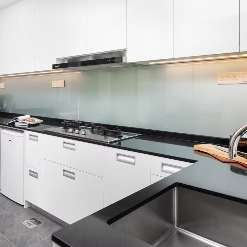 Plan de travail en Quartz Silestone Negro Tebas 18